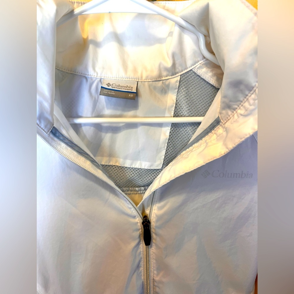 XS white Columbia windbreaker